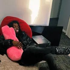 Dengarkan Heartbrkkidd, tonton video musik, baca bio, lihat tanggal tur & lainnya!