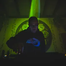 BadKidsGoodPeopleを聴いたり、ミュージックビデオを鑑賞したり、経歴やツアー日程などを確認したりしましょう！