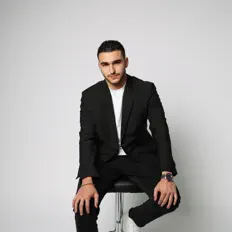 Valer Agoianを聴いたり、ミュージックビデオを鑑賞したり、経歴やツアー日程などを確認したりしましょう！