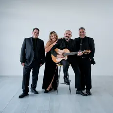 Écoutez El Chanclazo, regardez des vidéoclips, lisez la biographie, consultez les dates de tournée et plus encore !