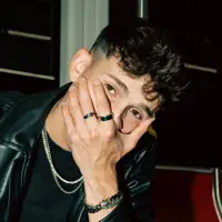 undefined सुनें, म्यूज़िक वीडियो देखें, बायो पढ़ें, दौरे की तारीखें और बहुत कुछ देखें!