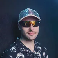 Ascolta undefined, guarda video musicali, leggi la biografia, vedi le date del tour & altro!