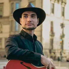 Ascolta Marziani, guarda video musicali, leggi la biografia, vedi le date del tour & altro!