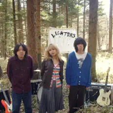 聆聽 LIGHTERS、觀看音樂影片、閱讀小傳、查看巡演日期等！