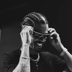 聆聽 Gigolo、觀看音樂影片、閱讀小傳、查看巡演日期等！