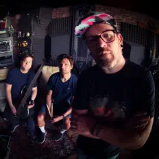 Dengarkan Monoside, tonton video musik, baca bio, lihat tanggal tur & lainnya!