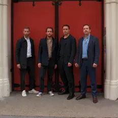 Sunday Archesを聴いたり、ミュージックビデオを鑑賞したり、経歴やツアー日程などを確認したりしましょう！