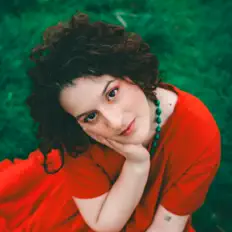聆聽 Emanuela、觀看音樂影片、閱讀小傳、查看巡演日期等！