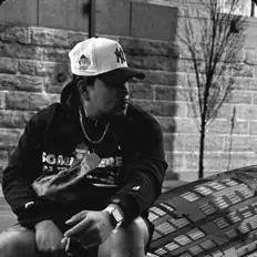 聆聽 High Youngg、觀看音樂影片、閱讀小傳、查看巡演日期等！