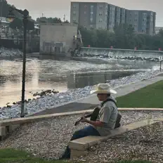 The Paunchを聴いたり、ミュージックビデオを鑑賞したり、経歴やツアー日程などを確認したりしましょう！