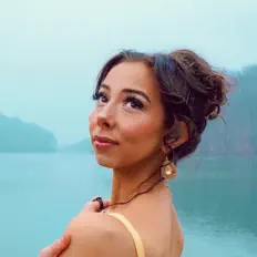 Alyssa Gallarneau सुनें, म्यूज़िक वीडियो देखें, बायो पढ़ें, दौरे की तारीखें और बहुत कुछ देखें!