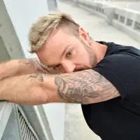 Ascolta undefined, guarda video musicali, leggi la biografia, vedi le date del tour & altro!