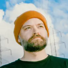 聆聽 Early Internet、觀看音樂影片、閱讀小傳、查看巡演日期等！