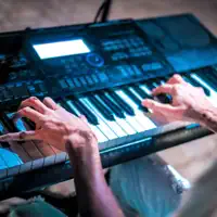 Ouve undefined, vê vídeos de música, lê a biografia, vê as datas da digressão e muito mais!