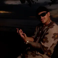 AnsWer을(를) 듣고, 뮤직 비디오를 보고, 약력을 읽고, 투어 일정 등을 확인하세요!