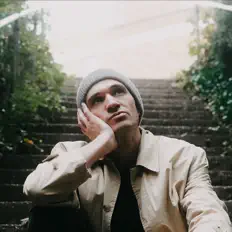 Poslechněte si interpreta Verb T, sledujte hudební videa, přečtěte si životopis, podívejte se na data turné a další informace.