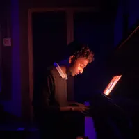 Ascolta undefined, guarda video musicali, leggi la biografia, vedi le date del tour & altro!