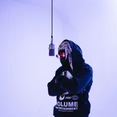 聆聽 YBOutofspace、觀看音樂影片、閱讀小傳、查看巡演日期等！