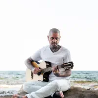 聆聽 undefined、觀看音樂影片、閱讀小傳、查看巡演日期等！