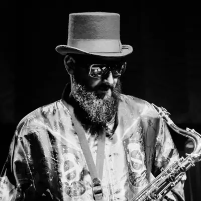 聆聽 Ẹ̀RÍN afrofunk、觀看音樂影片、閱讀小傳、查看巡演日期等！