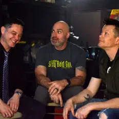 聆聽 Junkyard Jet、觀看音樂影片、閱讀小傳、查看巡演日期等！