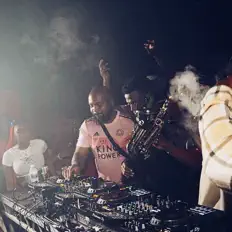 聆聽 Yebo House、觀看音樂影片、閱讀小傳、查看巡演日期等！