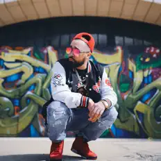 Dengarkan UH-OH, tonton video musik, baca bio, lihat tanggal tur & lainnya!