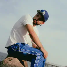 Escucha a Curvelo James, mira videos musicales, lee su biografía, consulta las fechas de las gira y más.