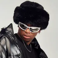 Poslechněte si interpreta undefined, sledujte hudební videa, přečtěte si životopis, podívejte se na data turné a další informace.