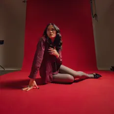 收听 Sheryl Sheinafia、观看音乐视频、阅读小传、查看巡演日期等 ！