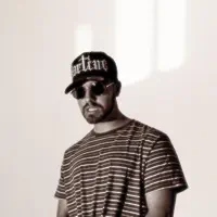 Escucha a undefined, mira videos musicales, lee su biografía, consulta las fechas de las gira y más.
