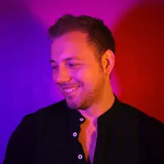 Écoutez Synchronaut, regardez des vidéoclips, lisez la biographie, consultez les dates de tournée et plus encore !