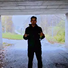 Ouve VIRO, vê vídeos de música, lê a biografia, vê as datas da digressão e muito mais!