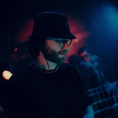 收听 Auk.、观看音乐视频、阅读小传、查看巡演日期等 ！