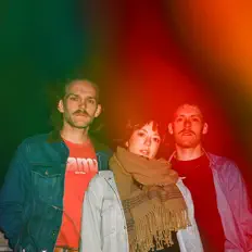 聆聽 Proper Youth、觀看音樂影片、閱讀小傳、查看巡演日期等！