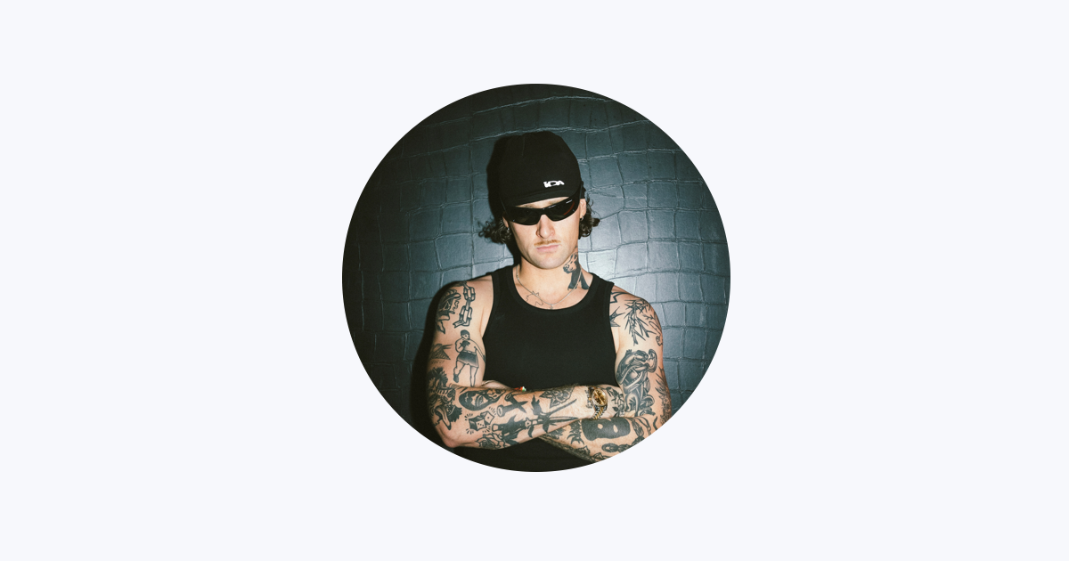 Mia Xalifa va ikkita issiq qora xoroz