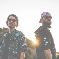 W!THを聴いたり、ミュージックビデオを鑑賞したり、経歴やツアー日程などを確認したりしましょう！