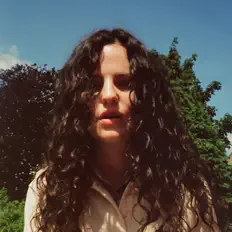 Luister naar Daisy Maybe, bekijk muziekvideo's, lees de bio, bekijk de tourdata, en meer!