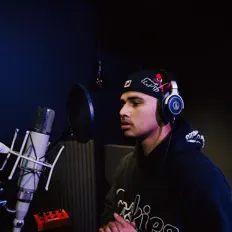 Mando을(를) 듣고, 뮤직 비디오를 보고, 약력을 읽고, 투어 일정 등을 확인하세요!