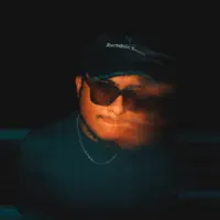 undefined dinle, müzik videolarını izle, biyografisini oku, tur tarihlerini ve daha fazlasını gör!