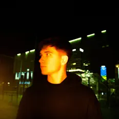 Posłuchaj wykonawcy USTRX, obejrzyj teledyski, przeczytaj biografię, zobacz daty tras koncertowych i nie tylko!