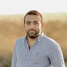 Erhan Toprak सुनें, म्यूज़िक वीडियो देखें, बायो पढ़ें, दौरे की तारीखें और बहुत कुछ देखें!