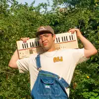 Escucha a undefined, mira videos musicales, lee su biografía, consulta las fechas de las gira y más.