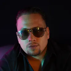 Gを聴いたり、ミュージックビデオを鑑賞したり、経歴やツアー日程などを確認したりしましょう！