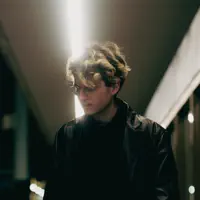 Dengarkan undefined, tonton video musik, baca bio, lihat tanggal tur & lainnya!