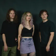 聆聽 New Bliss、觀看音樂影片、閱讀小傳、查看巡演日期等！