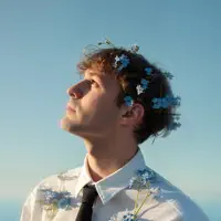 undefinedを聴いたり、ミュージックビデオを鑑賞したり、経歴やツアー日程などを確認したりしましょう！