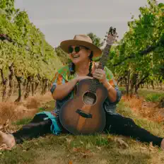 Ακούστε περιεχόμενο από Christina Holmes, παρακολουθήστε μουσικά βίντεο, διαβάστε το βιογραφικό, δείτε ημερομηνίες περιοδείας, και πολλά ακόμη!