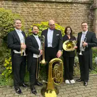 聆聽 undefined、觀看音樂影片、閱讀小傳、查看巡演日期等！