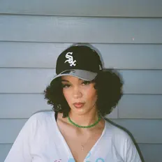 Poslechněte si interpreta Carmyn, sledujte hudební videa, přečtěte si životopis, podívejte se na data turné a další informace.